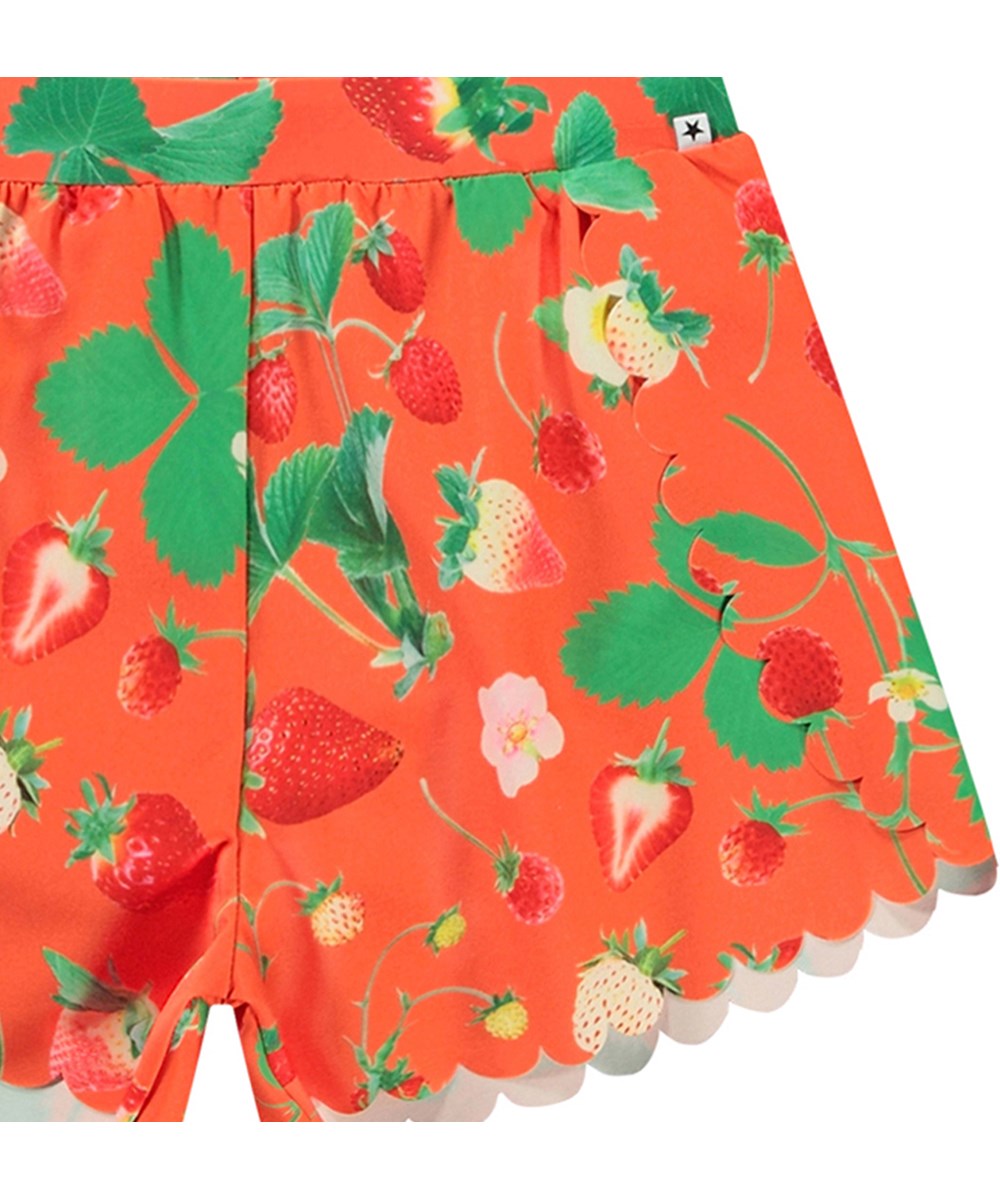 Neva - Strawberry Red - Rode sportieve zwemshort van gerecycled polyester met UV-bescherming 50+ gemaakt voor actieve kinderen.