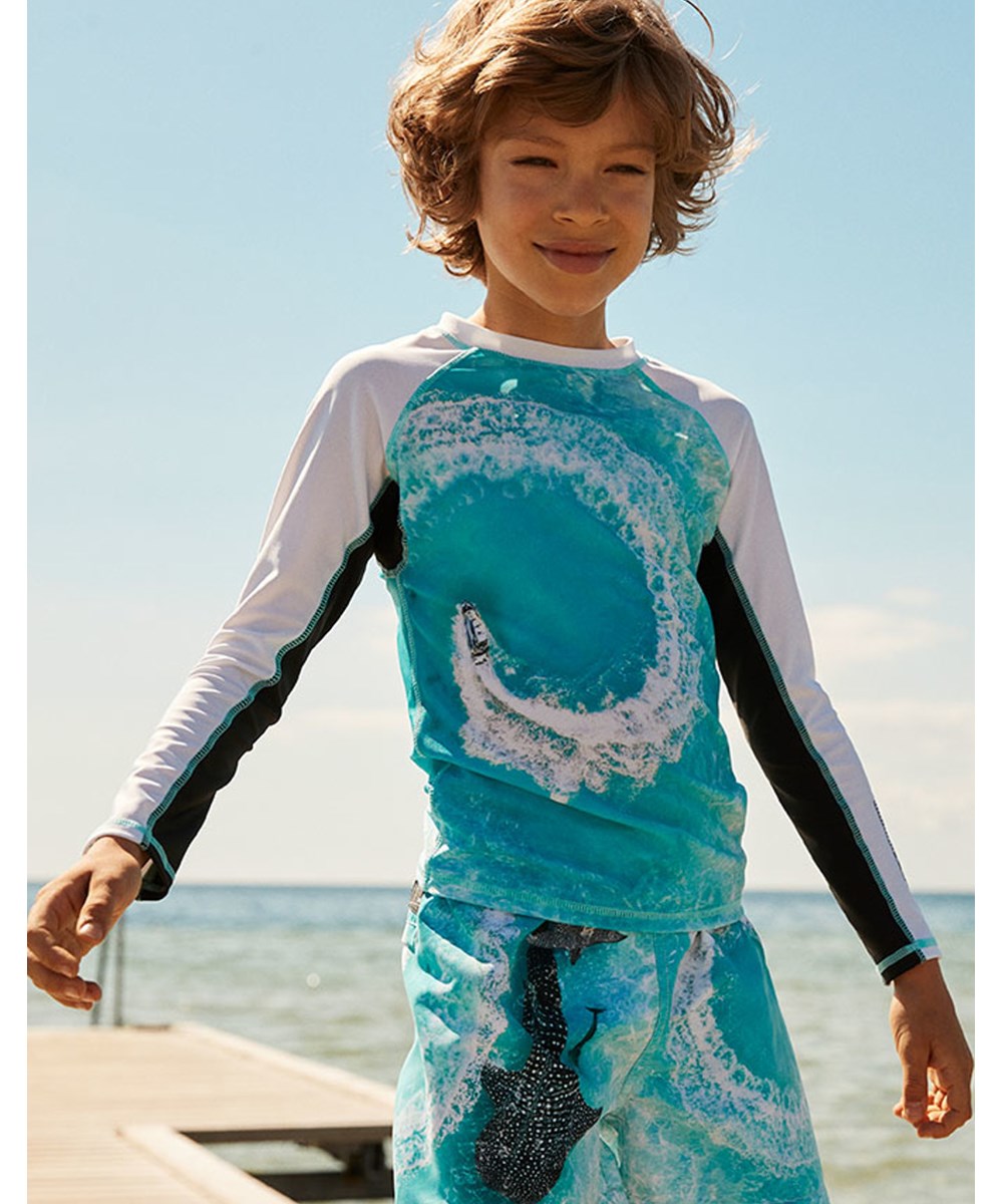 Niko - Boat Spin - Blauwe UV zwemshort met speedboot en haaien