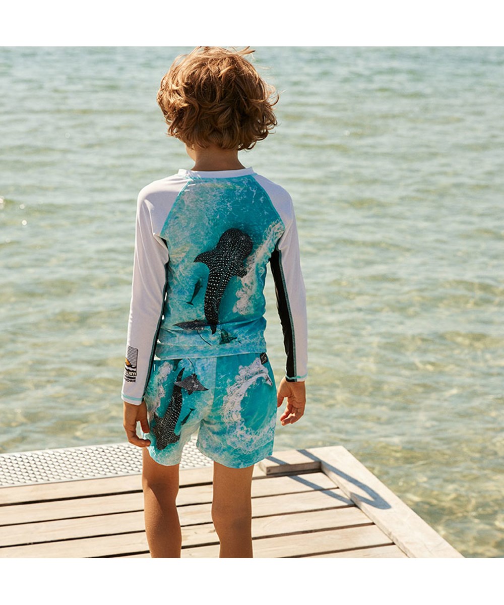 Niko - Boat Spin - Blauwe UV zwemshort met speedboot en haaien