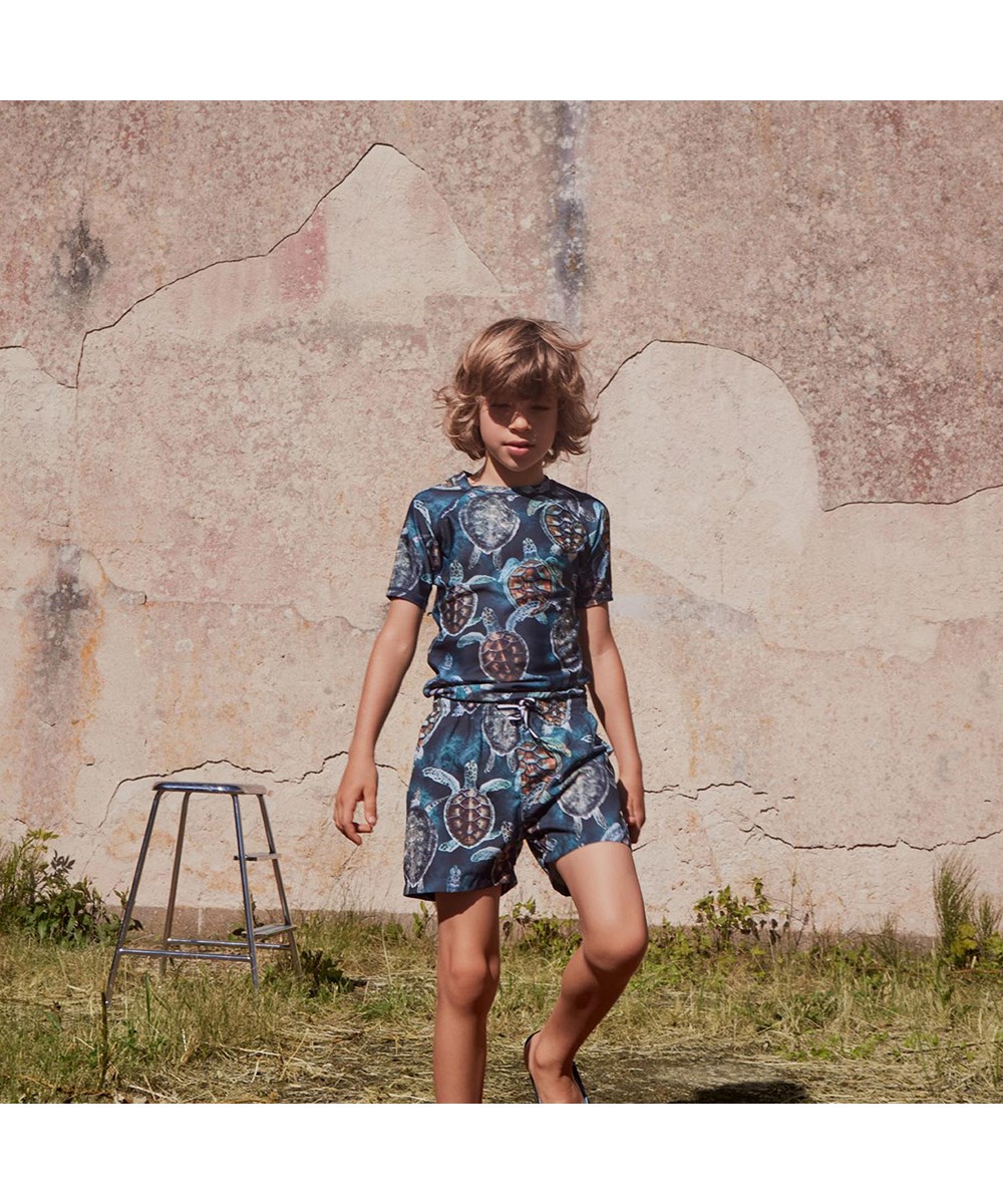 Niko - Sea Turtles - UV zwemshort met schildpadden