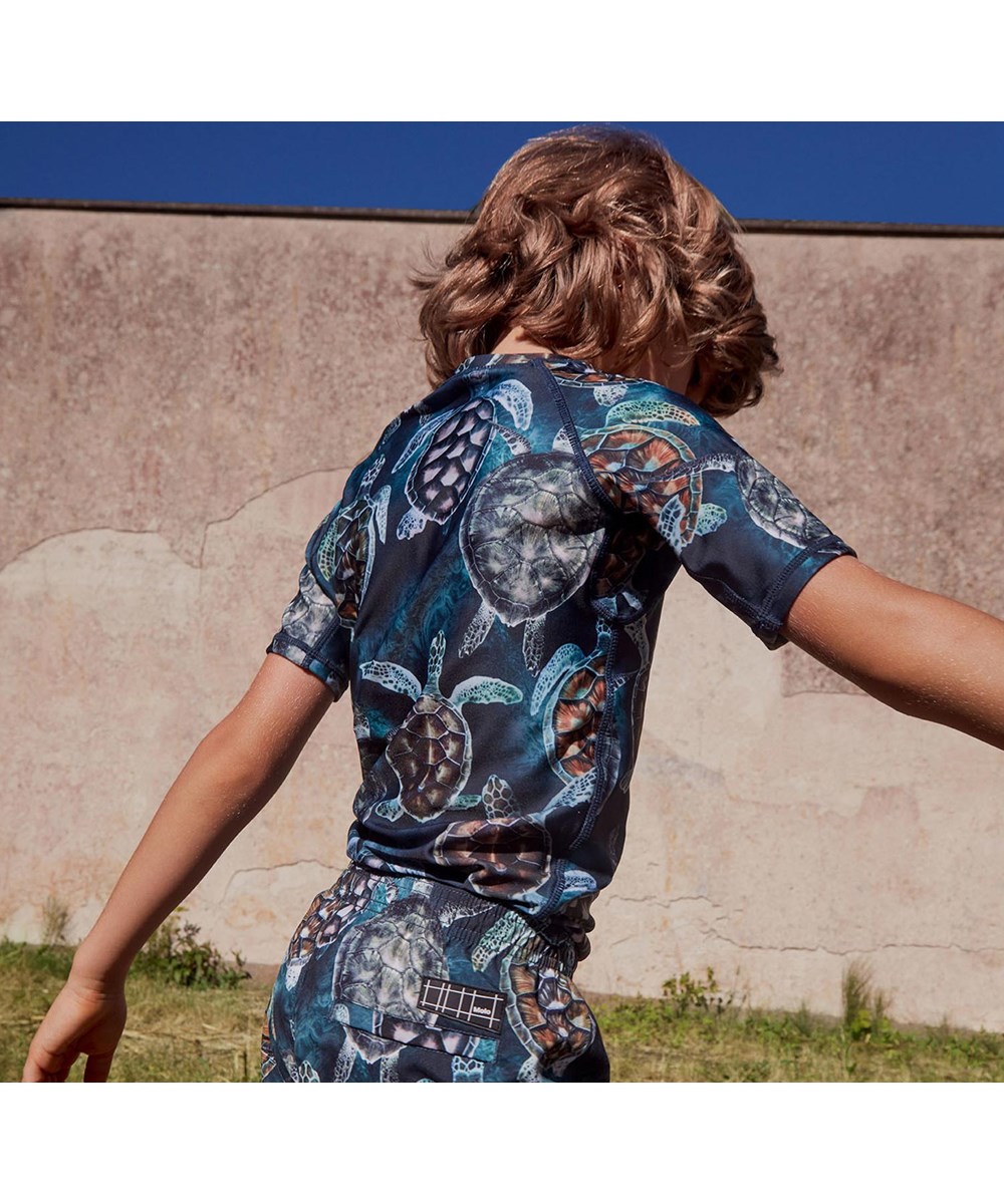 Niko - Sea Turtles - UV zwemshort met schildpadden