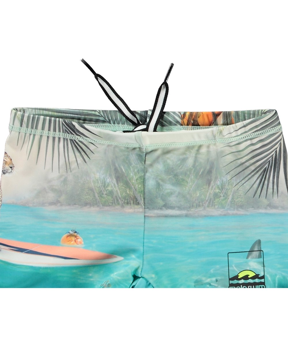Norton Placed - Leo On Surf - Zwemsbroek van gerecycled polyester met UV-bescherming 50+ gemaakt voor actieve kinderen.
