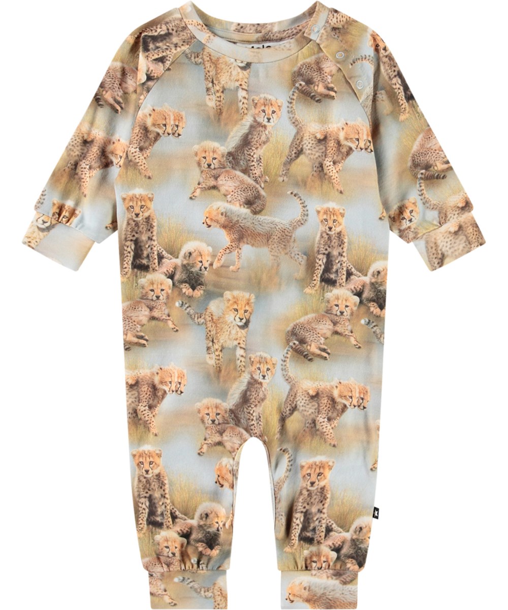 Fairfax - Cheetah Cubs - Jumpsuit i mjuk ekologisk bomull med ett tryck av gepardungar.