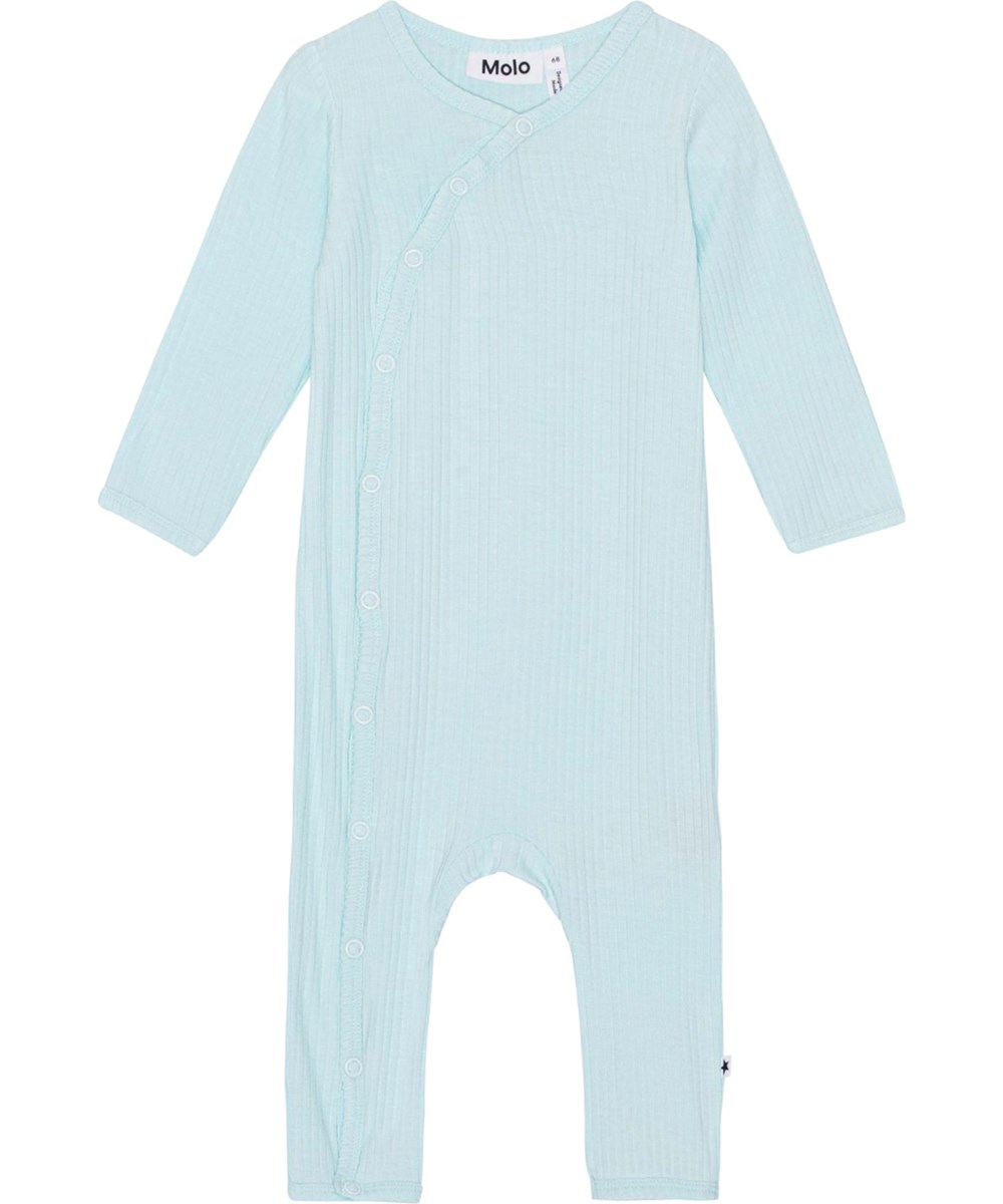 Fellow - Airy - Ljusblå babydräkt i en mjuk ribbad viskos. 