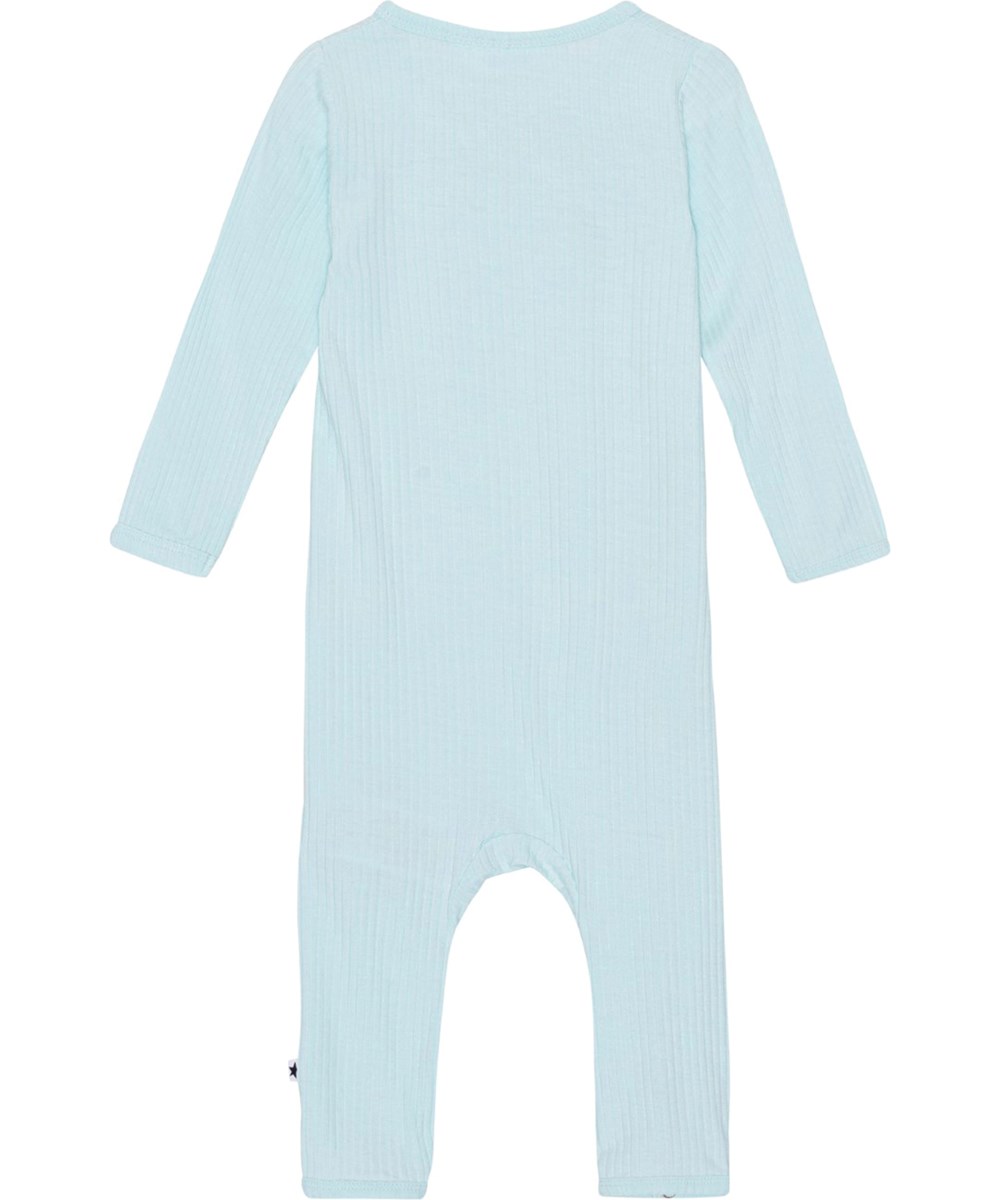 Fellow - Airy - Ljusblå babydräkt i en mjuk ribbad viskos. 