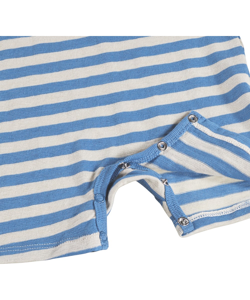 Finn - Blue Sand Stripe - Romper för de små i ekologisk bomull med blå ränder