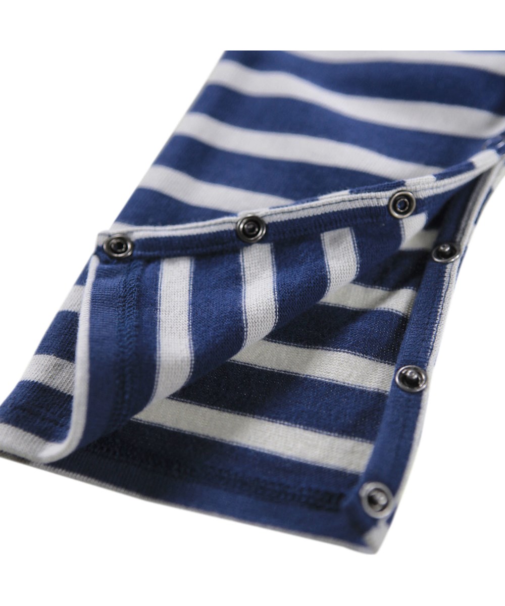 Flint - Depth Stripe - Heldräkt i ekologisk bomull for baby med breda rander i bla toner.