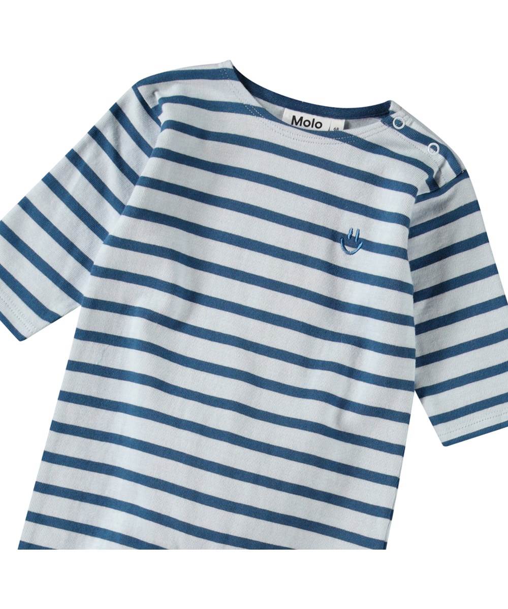 Flint - Lagoa Stripe - Ekologisk bomulls jumpsuit för baby, med ränder i nyanser av blått.