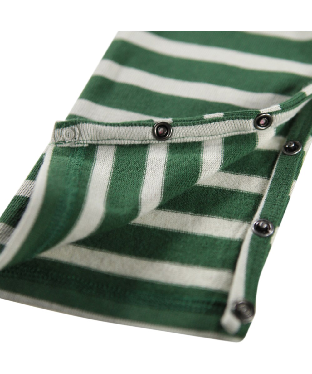 Flint - Pine Stripe - Overall i ekologisk bomull for baby med breda rander i gröna nyanser.