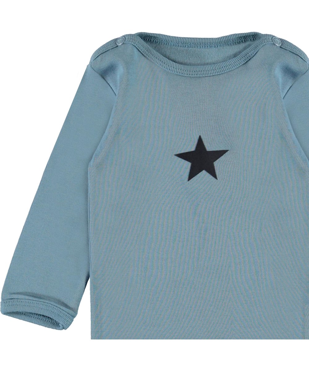 Foss - Aero - Ekologisk ljusblå baby body stjärna