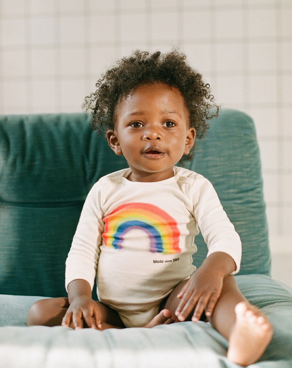 Foss - Rainbow - Vit jubileumsbody till baby med regnbåge.