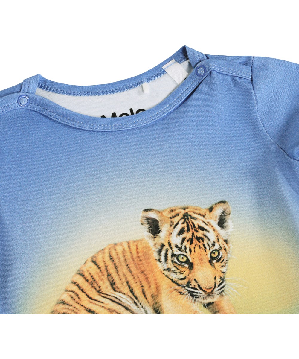 Foss - Tiger Cub - Blå, långärmad bodysuit för de små i ekologisk bomull med tigermönster