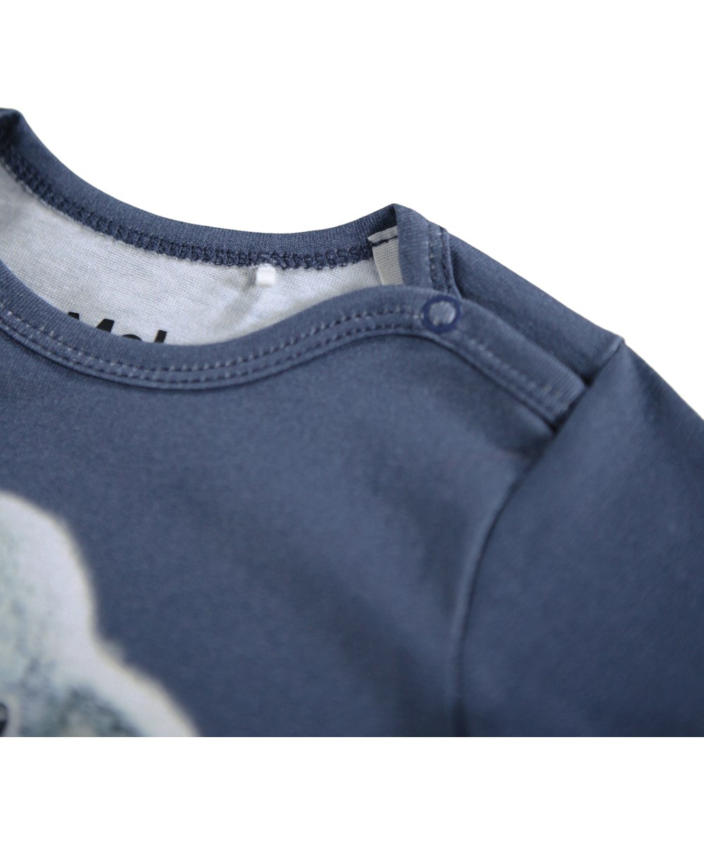 Foss - Toy Elephant - Mörkblå långärmad body i ekologisk bomull för baby med en virkad babyelefant.