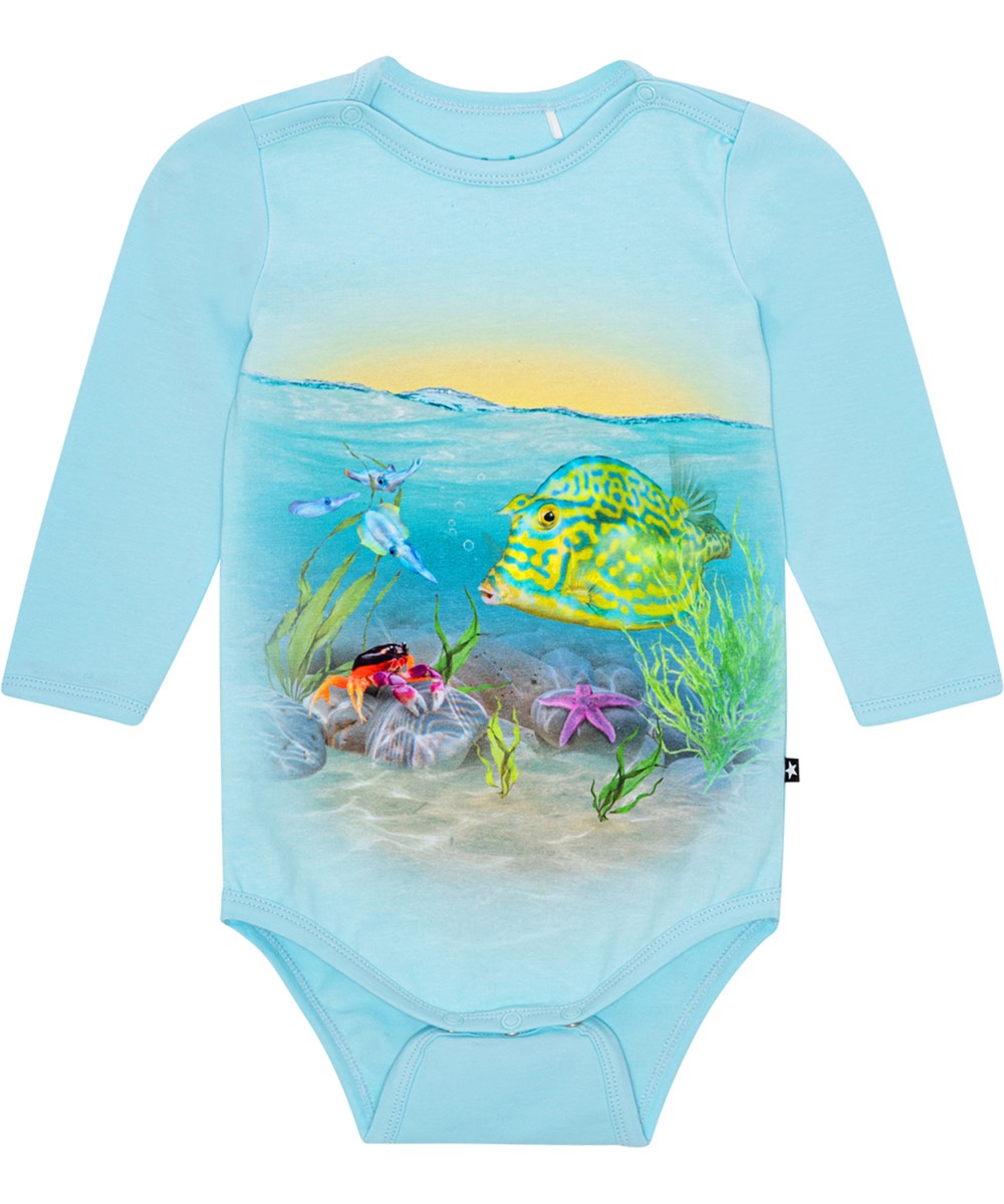 Foss - Tropic Sea Body - Blå babybody med långa ärmar i ekologisk bomullsjersey med en solnedgång och havets botten. 