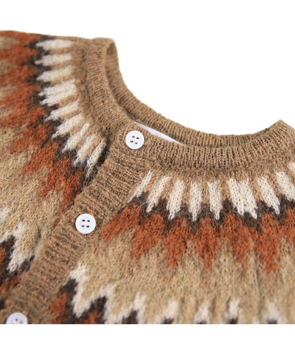 Frej - Light Browns - Brun overall för de minsta i en mjuk alpackaull med nordiskt inspirerat mönster.