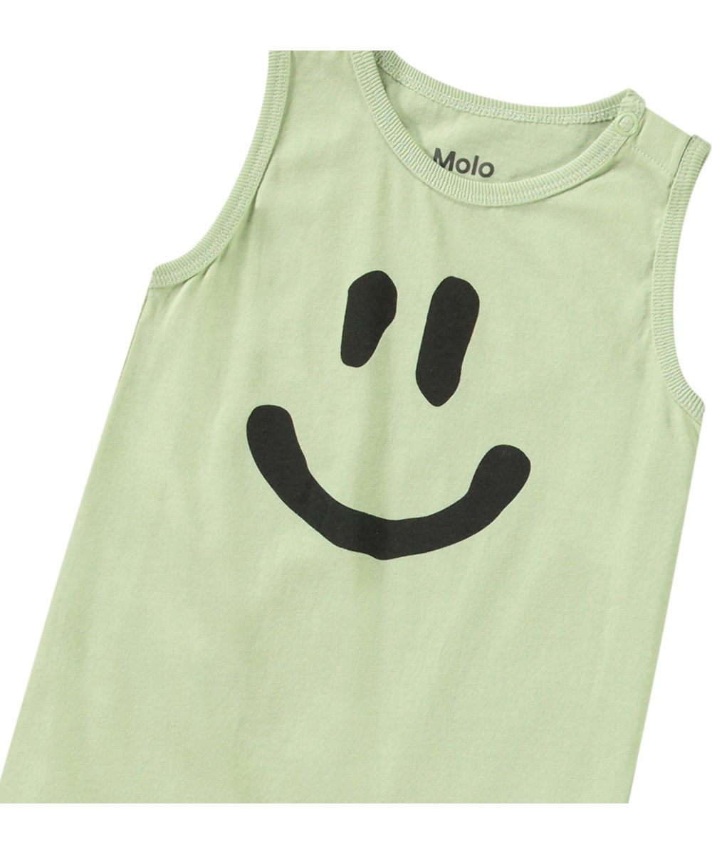 Fu - Misty Green - Overall i mjuk ekologisk bomullsjersey. Ärmlös med korta ben i ljusgrön med en smiley.