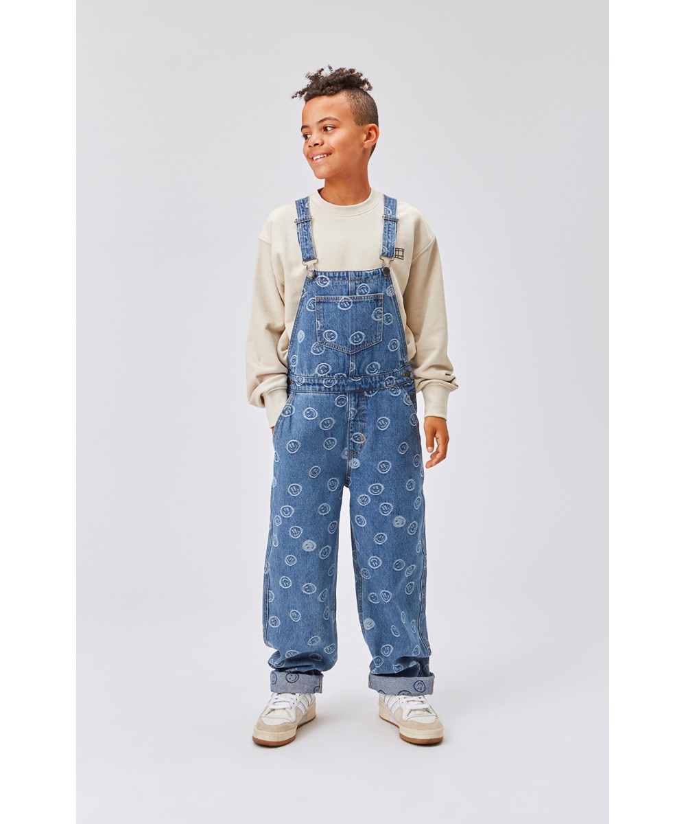 Aer - Blue Happiness - Blå jeans hängslebyxor med smileys.