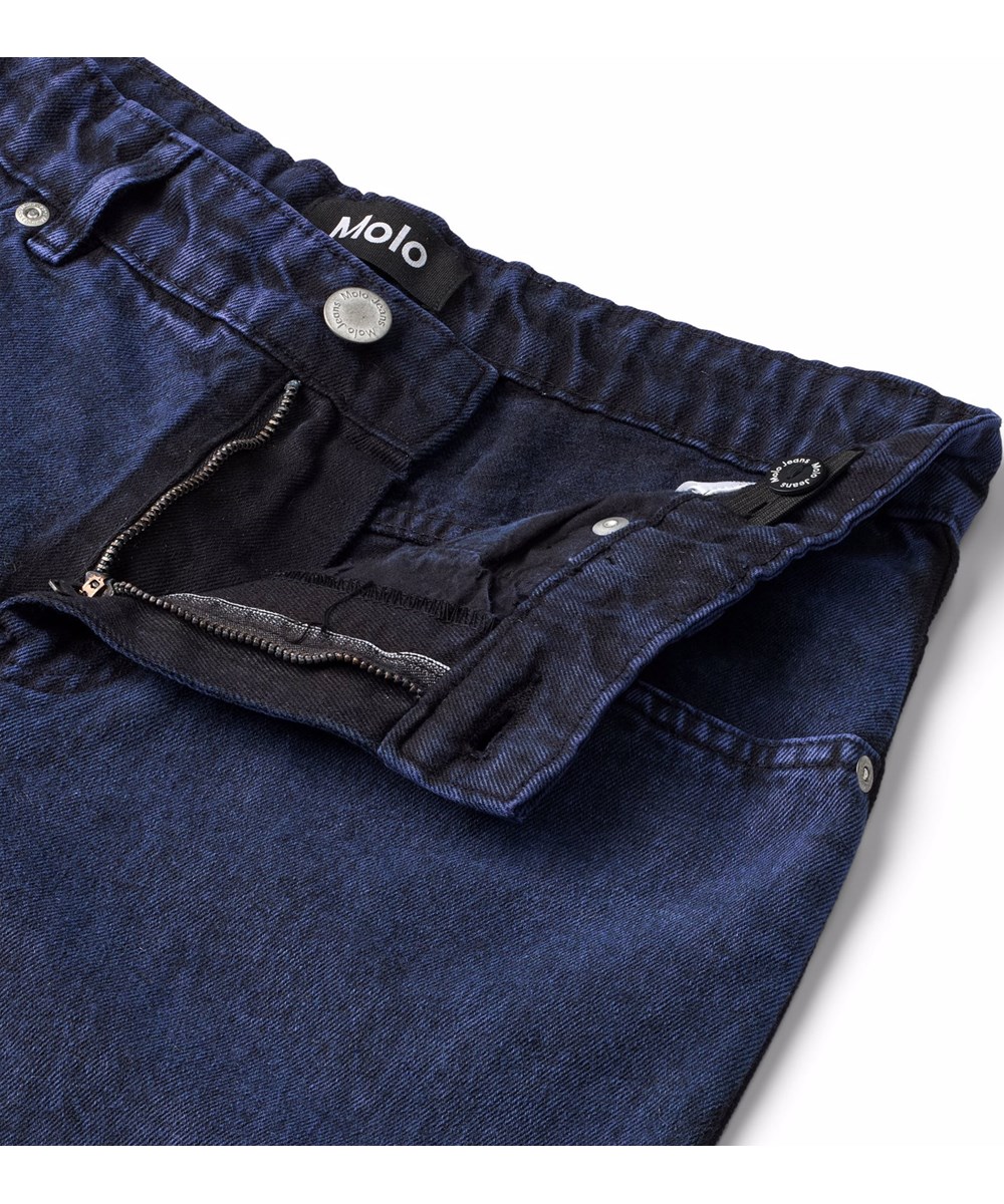 Aiden - Blue Overdye - Jeans i denim för barn tillverkade av ekologisk bomull med en svart och blå tvätt.