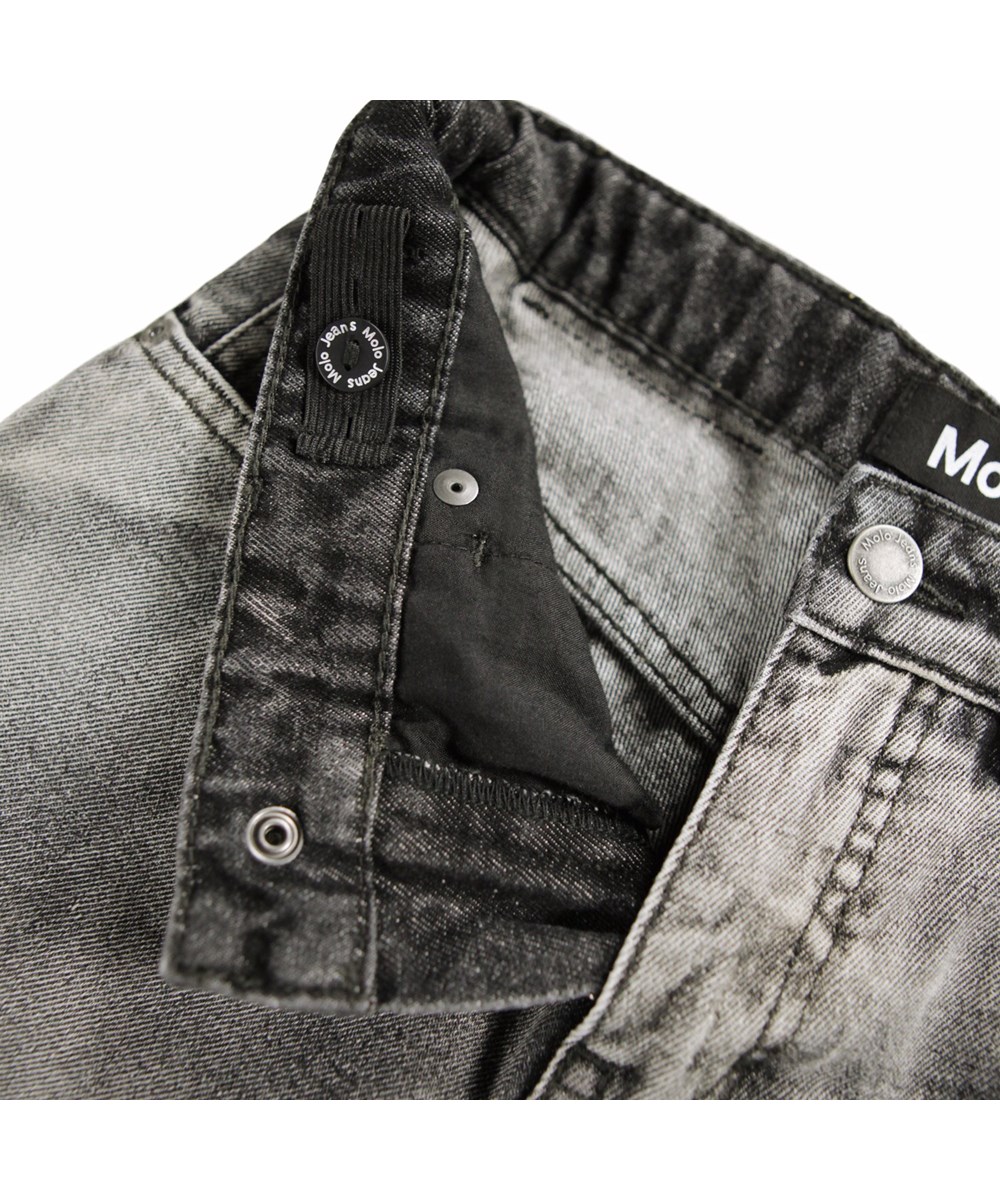 Aiden - Grey Shadow - Jeans i denim för barn tillverkade av ekologisk bomull med en grå tvätt.