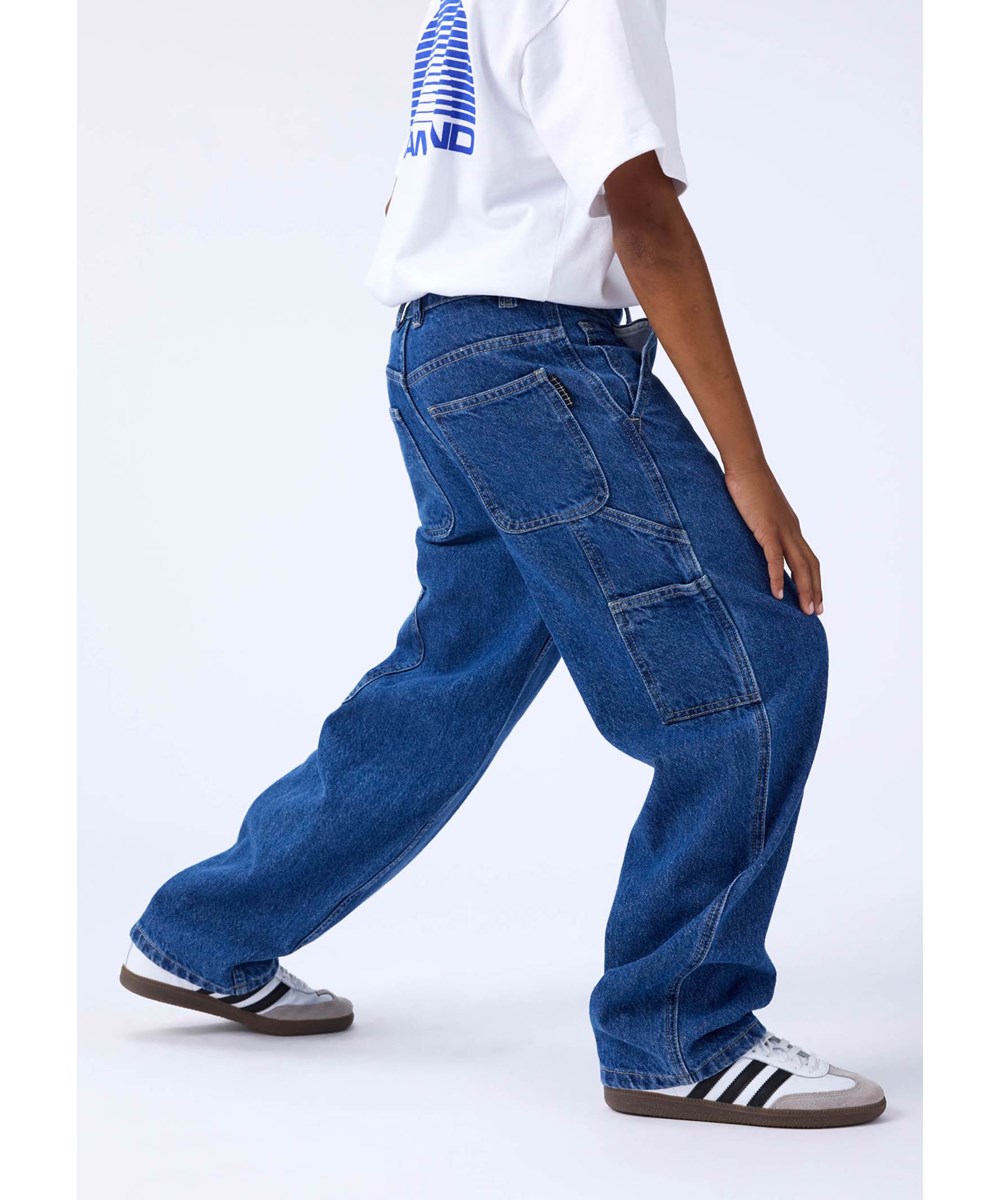 Archer - Soft Blue - Blå jeans för barn med arbetsklädseldetaljer.