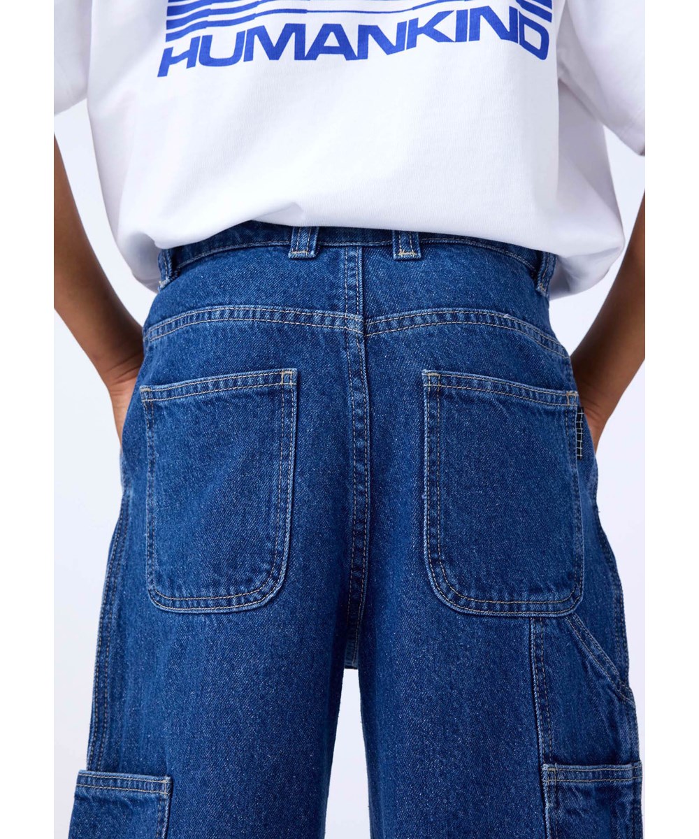 Archer - Soft Blue - Blå jeans för barn med arbetsklädseldetaljer.