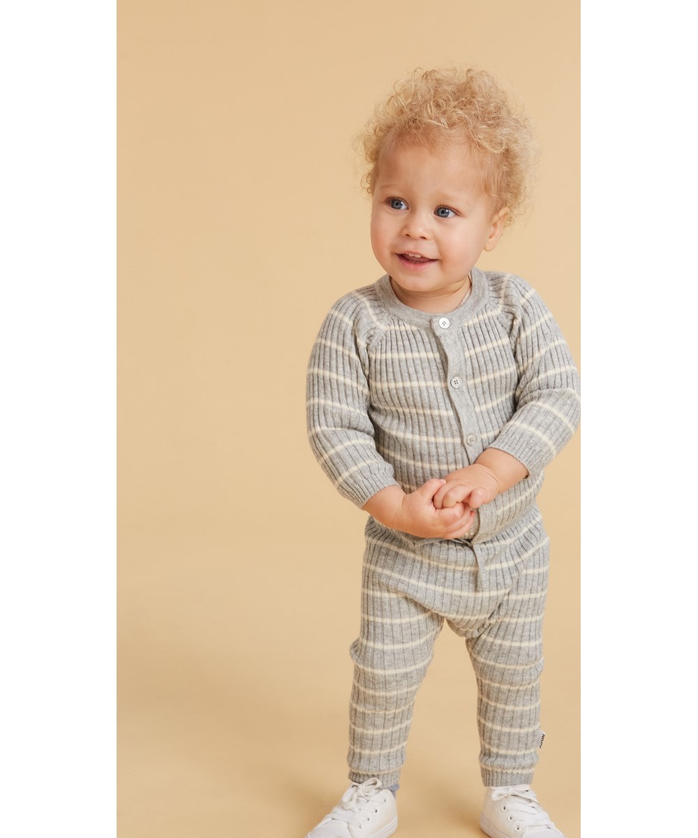 Sigmund - Grey Stripe - Stickade babybyxor i grå med vita ränder.