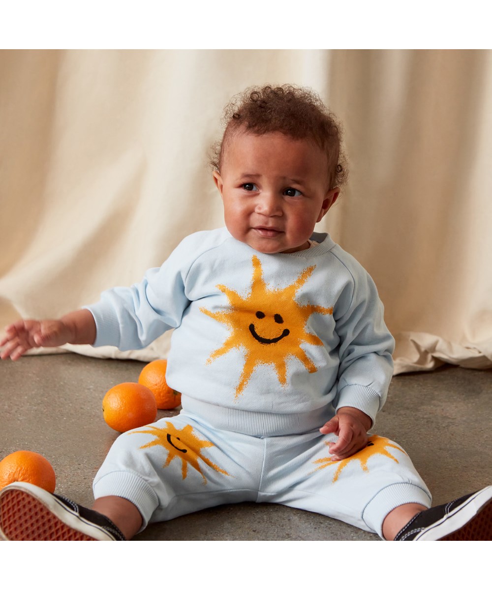 Simeon - Iced Blue - Ljusblå baby sweatpants med sol.