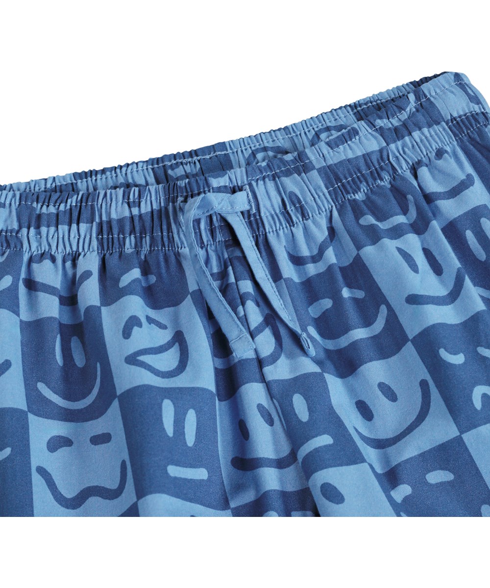 Lexi - Blue Vibes - Blårutigt pyjamasset för barn i ekologisk bomull med mönster