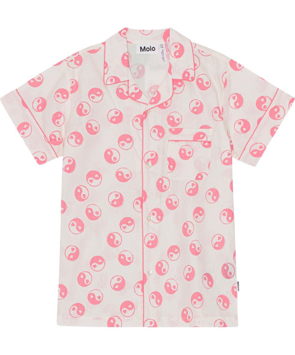 Lexi - Yin Yang Confetti - Råvit pyjamas med shorts och kortärmad skjorta och yin och yang symboler.