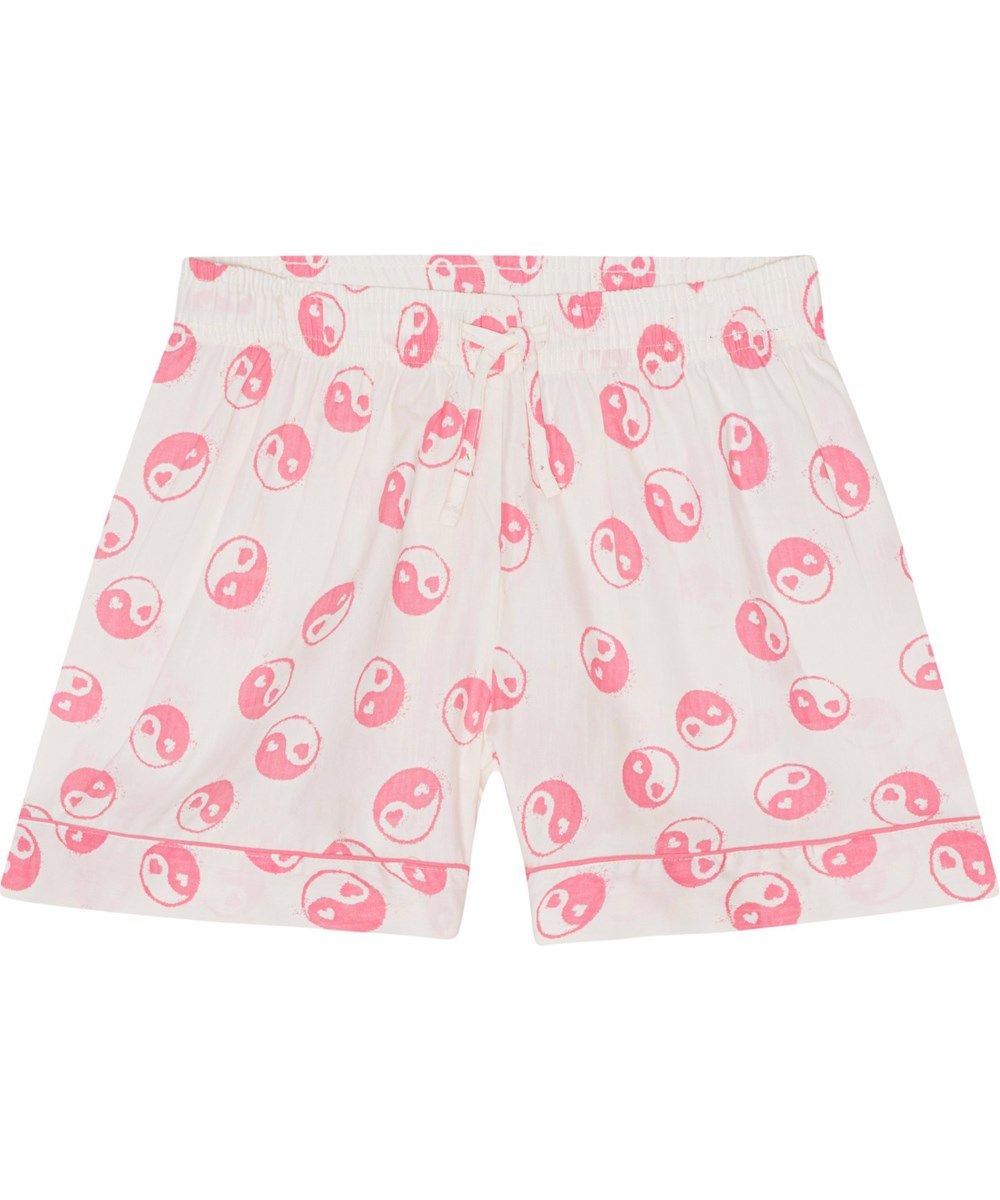 Lexi - Yin Yang Confetti - Råvit pyjamas med shorts och kortärmad skjorta och yin och yang symboler.