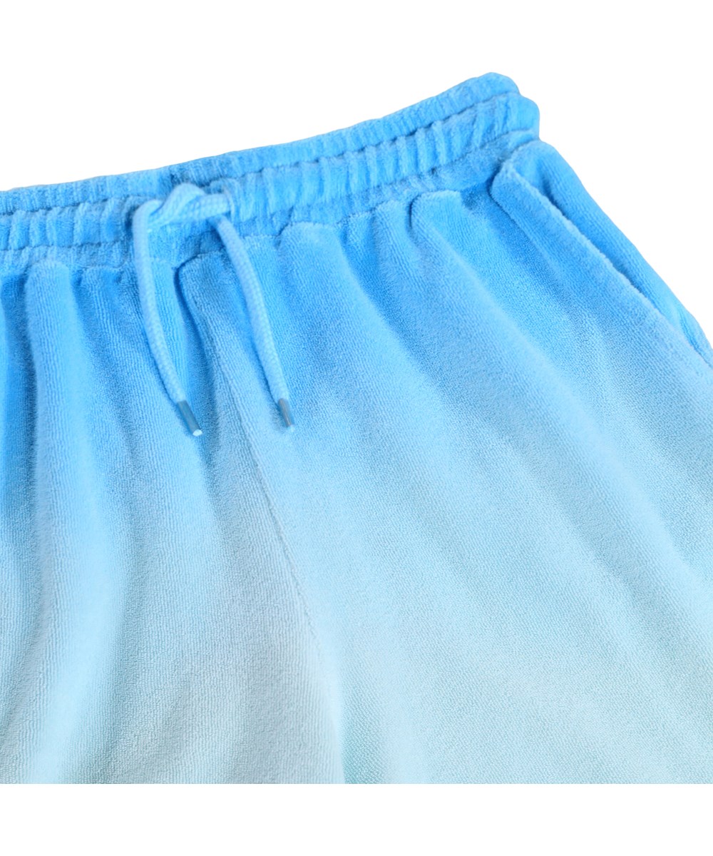 Abay - Blue Light - Blå shorts för barn med dip-dye-effekt i ekologisk bomullsfrotté.