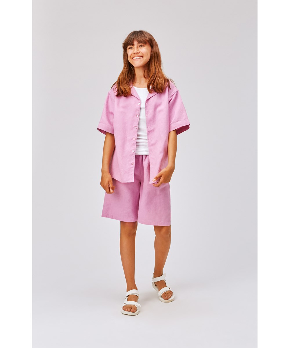 Adi - Wild Orchid - Lila unisex shorts i linne och bomull.