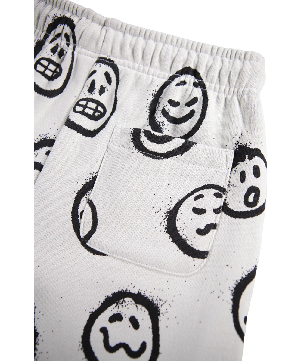 Adian - Different Moods - Off-white shorts för barn tillverkade av ekologisk bomull med tryck.