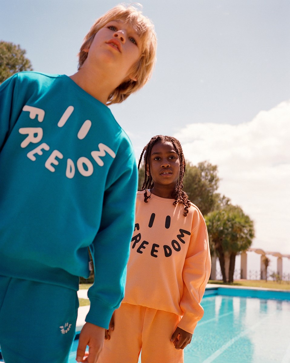 Adian - Peacock Blue - Turkosa sweatshorts i ekologisk bomull för barn.