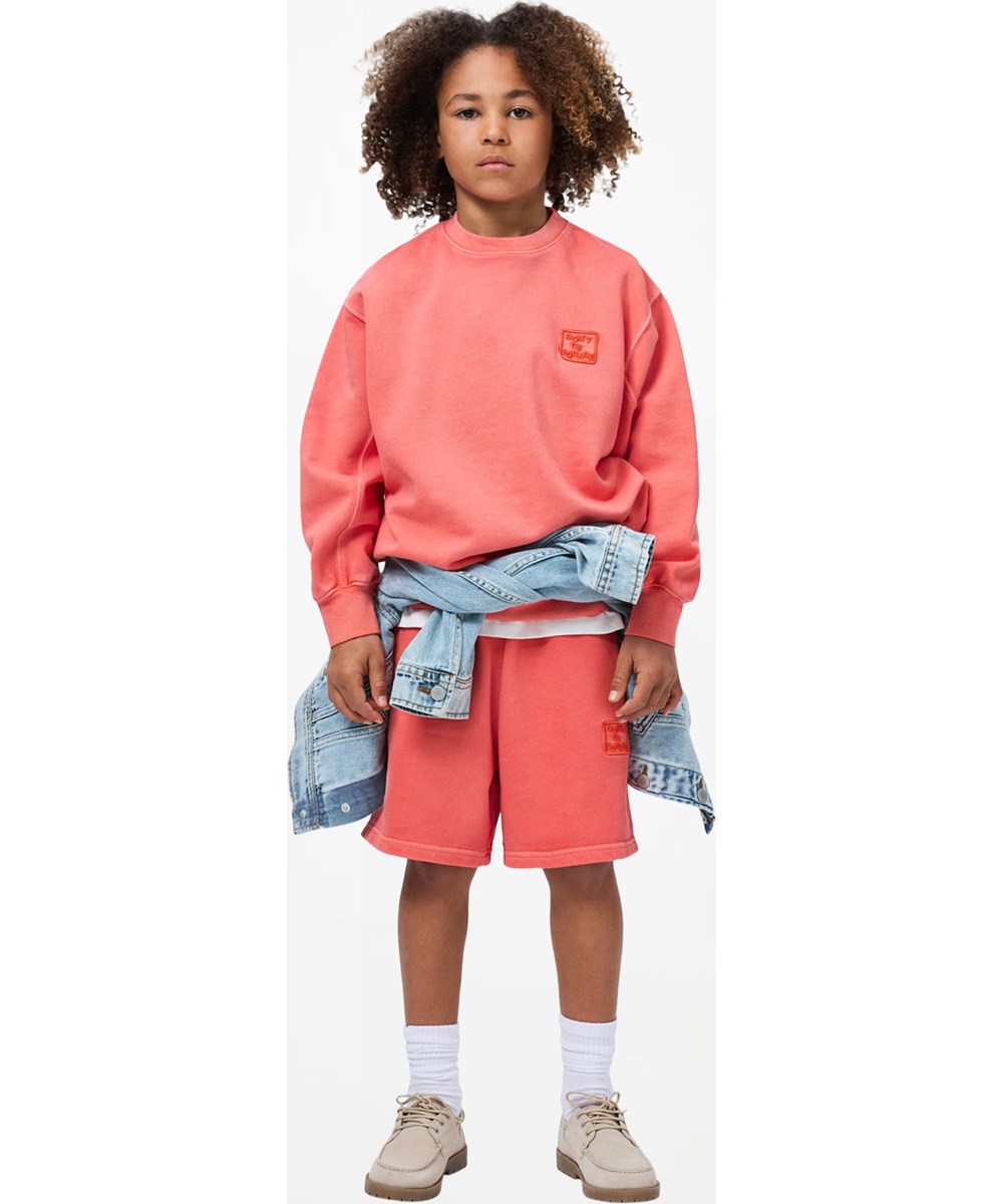 Ador - Red Ink - Rosa shorts för barn i ekologisk bomull med broderidetalj.