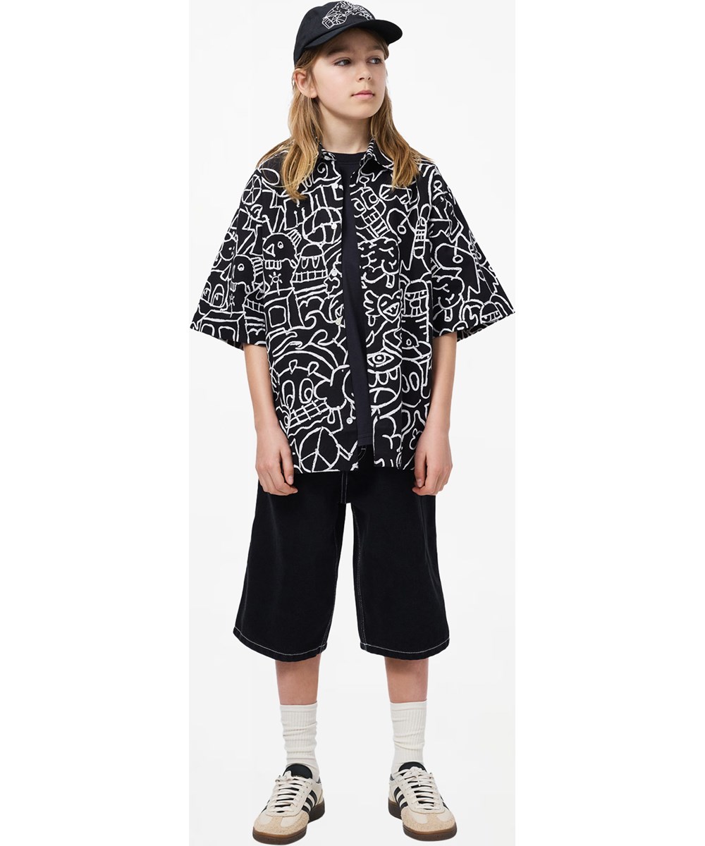 Alpha - Washed Black - Svarta baggy jeansshorts för barn i ekologisk bomull med justerbar midja