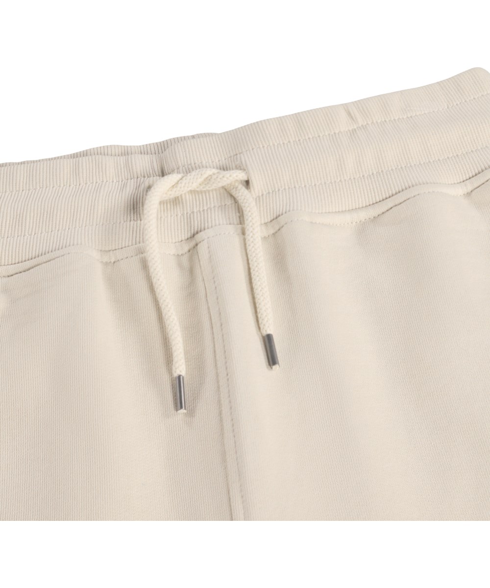 Alw - Summer Sand - Beiga shorts för barn i mjuk ekologisk bomullsjersey