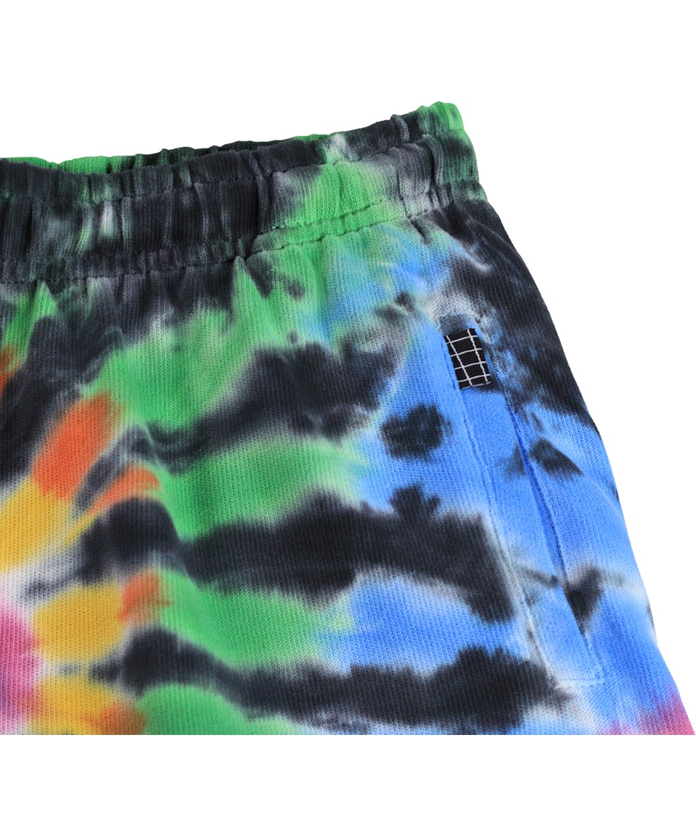 Amil - Colour Swirl - Svarta shorts för barn i ekologisk bomullsjersey med ett färgglatt handgjort batikmönster