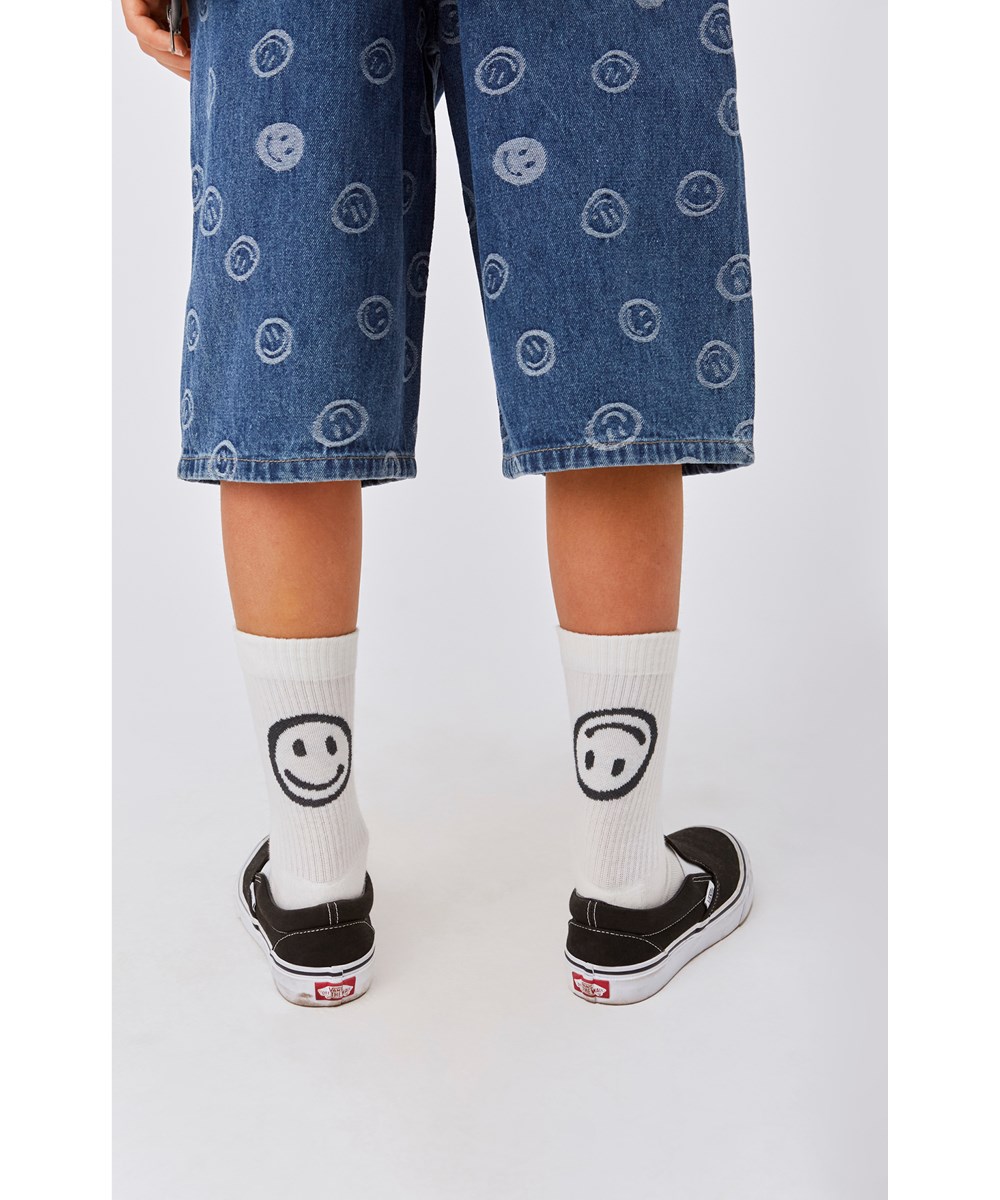 Art - Blue Happiness - Knälånga jeansshorts med smiley.