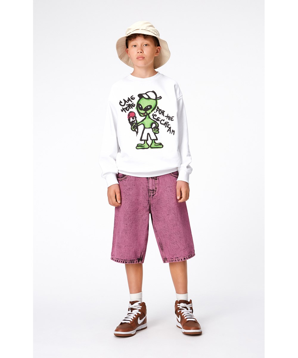 Art - Pinkish Overdye - Lila knälånga jeansshorts i tvättad bomull.