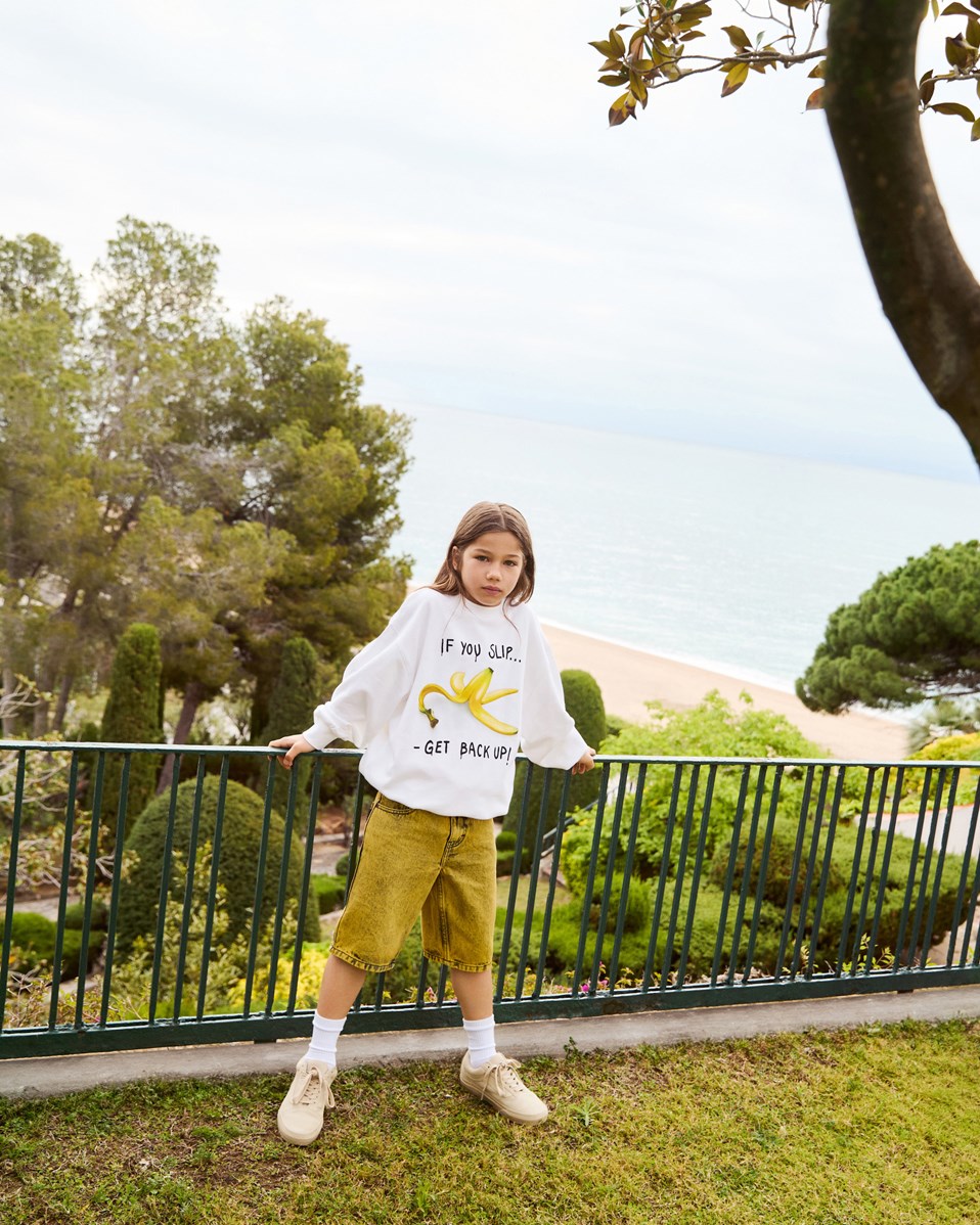 Art - Sunbeam Dye - Gula knälånga jeansshorts i ekologisk bomull för barn.