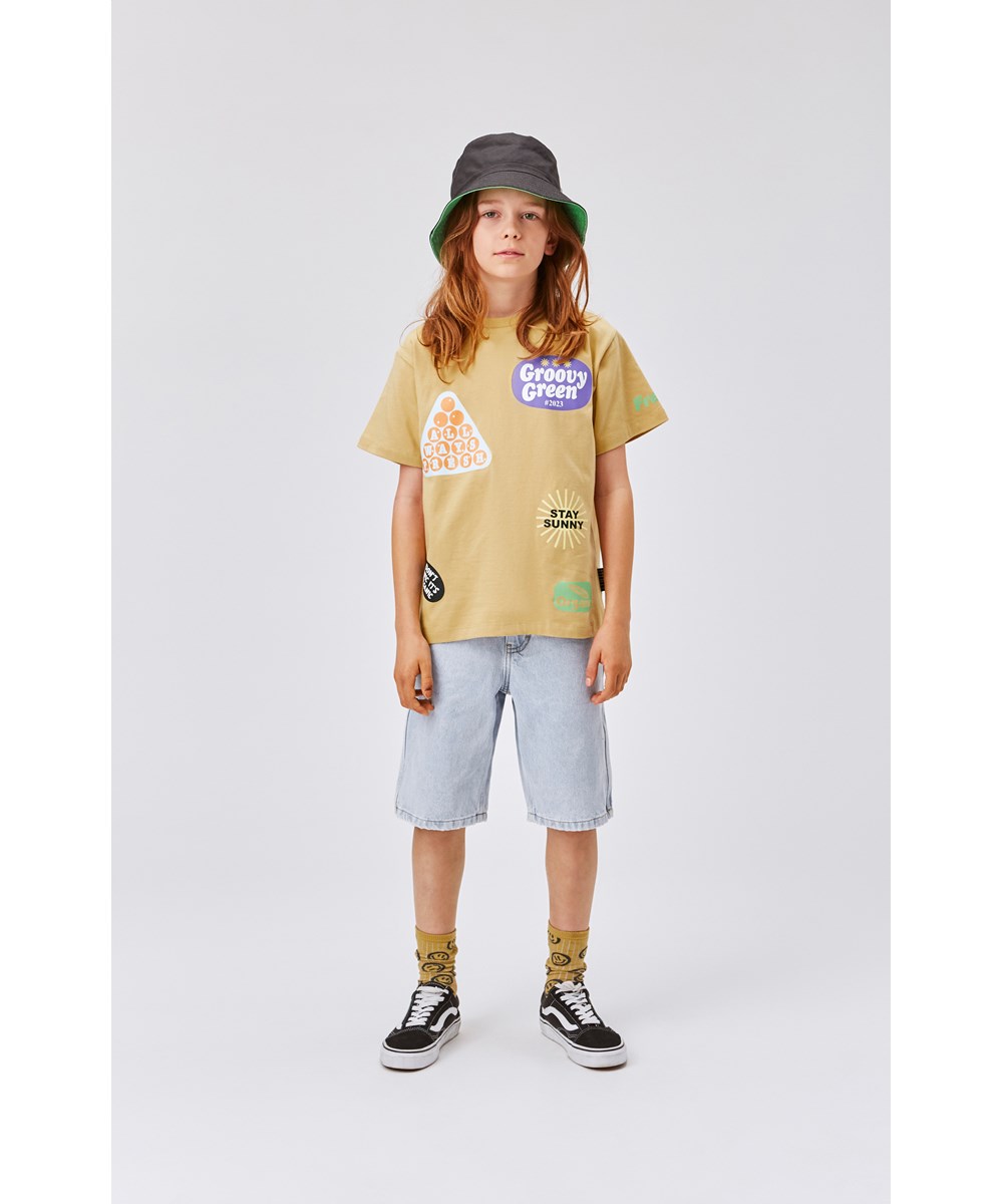 Art - Faded Denim - Knälånga jeansshorts i ljusblå tvätt.