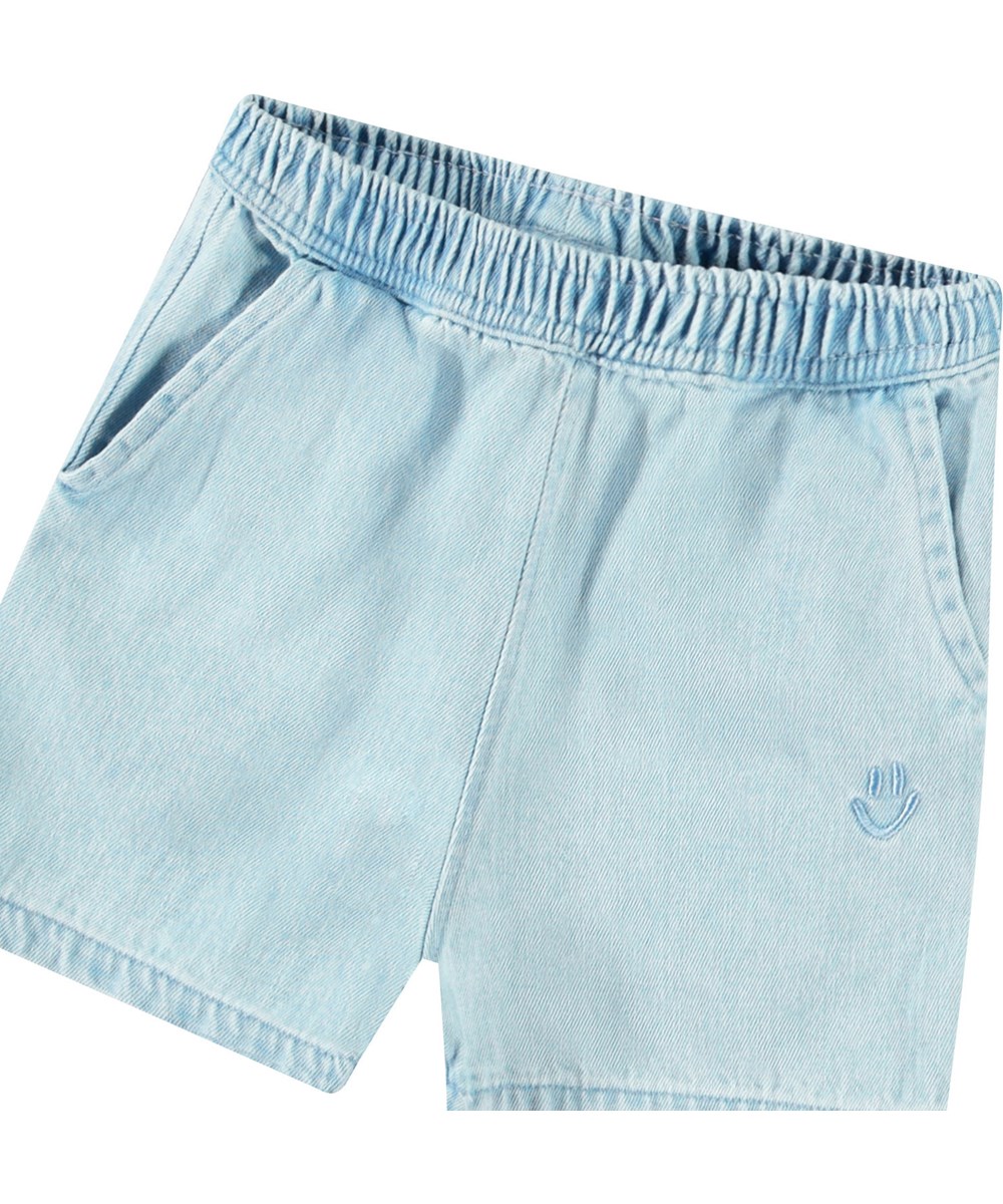 Shine - Misty Denim - Ljusblå ekologisk bomullsdenimshorts för baby.