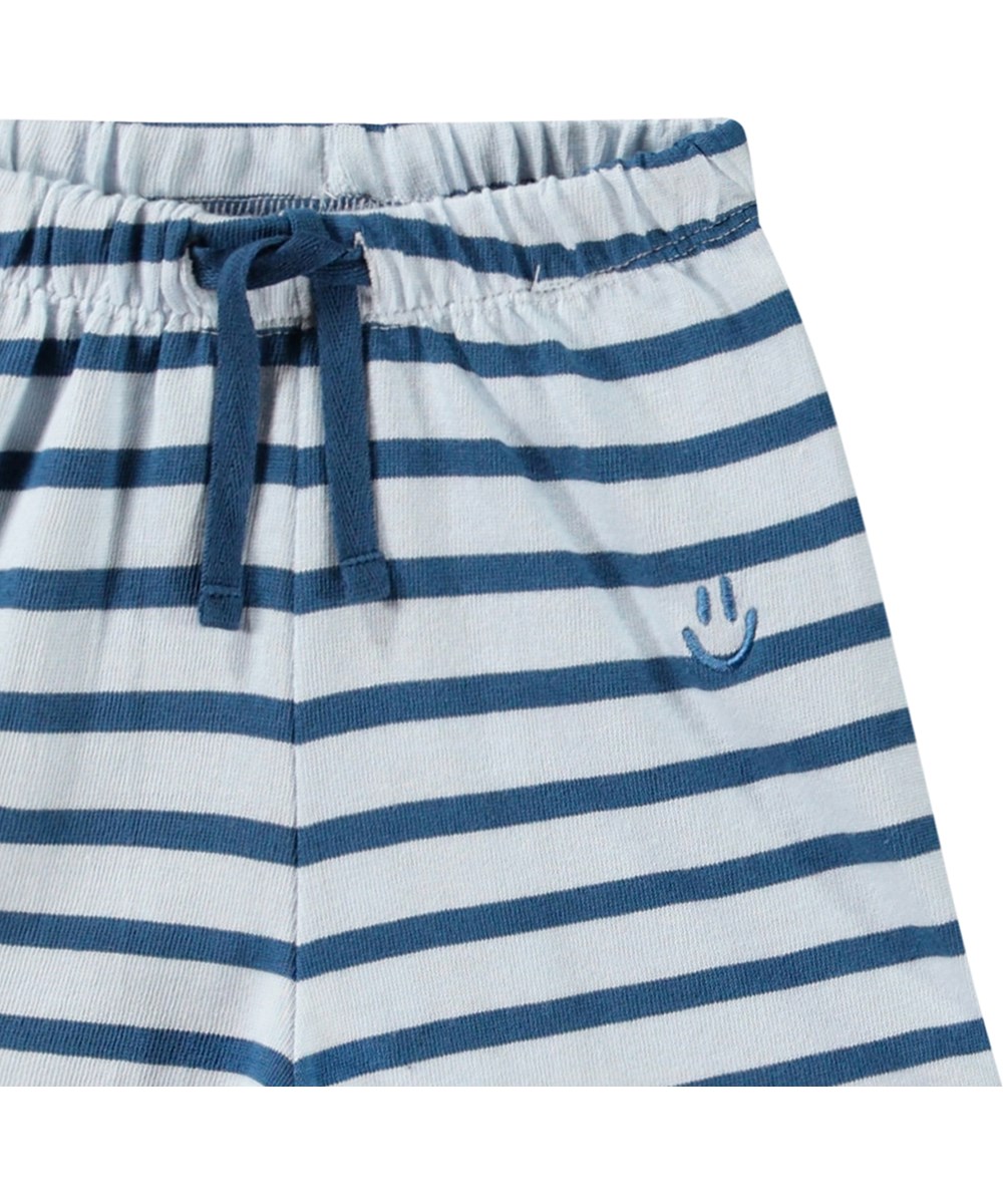 Skie - Lagoa Stripe - Mjuka ekologiska bomullsshorts för baby med ränder i nyanser av blått.