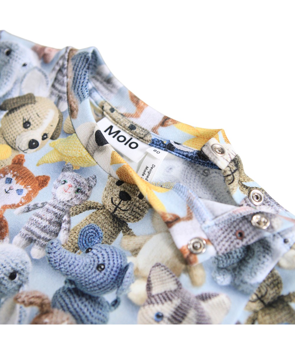 Eloy - Crochet Cuties - Ljusblå blus till baby i ekologisk bomullsjersey med virkade nallar.