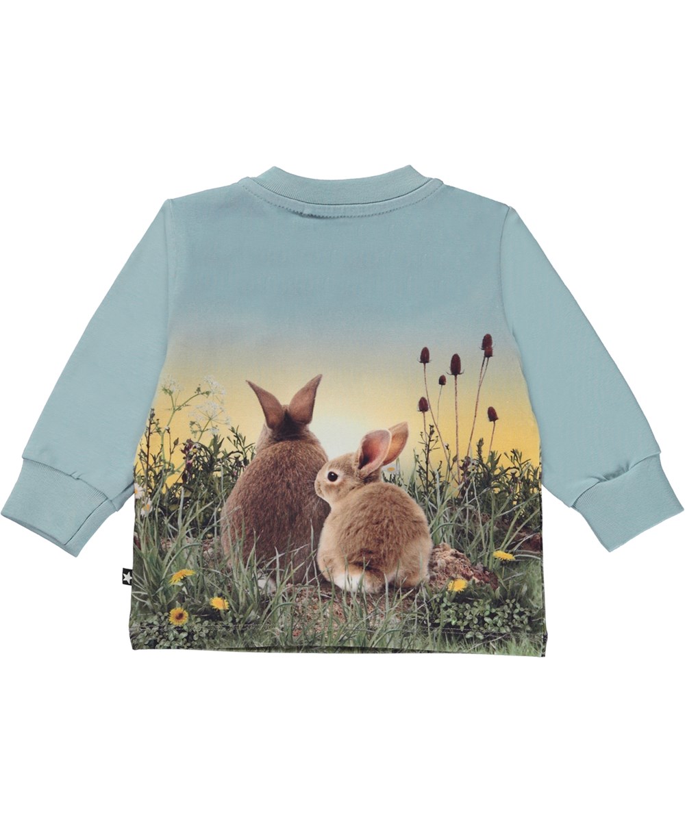 Eloy - Rabbit Life - Blå ekologisk babytröja med kaninmönster.