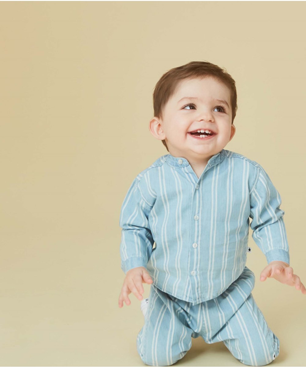 Eno - Striped Chambrey - Lätt skjorta med ljusblå ränder.