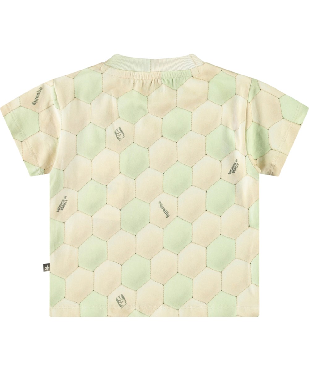 Enzo - Football Misty - Klassisk ekologisk bomullst-shirt för baby. T-shirten har en tryck av en fotbollsplan i kräm och ljusgrön.