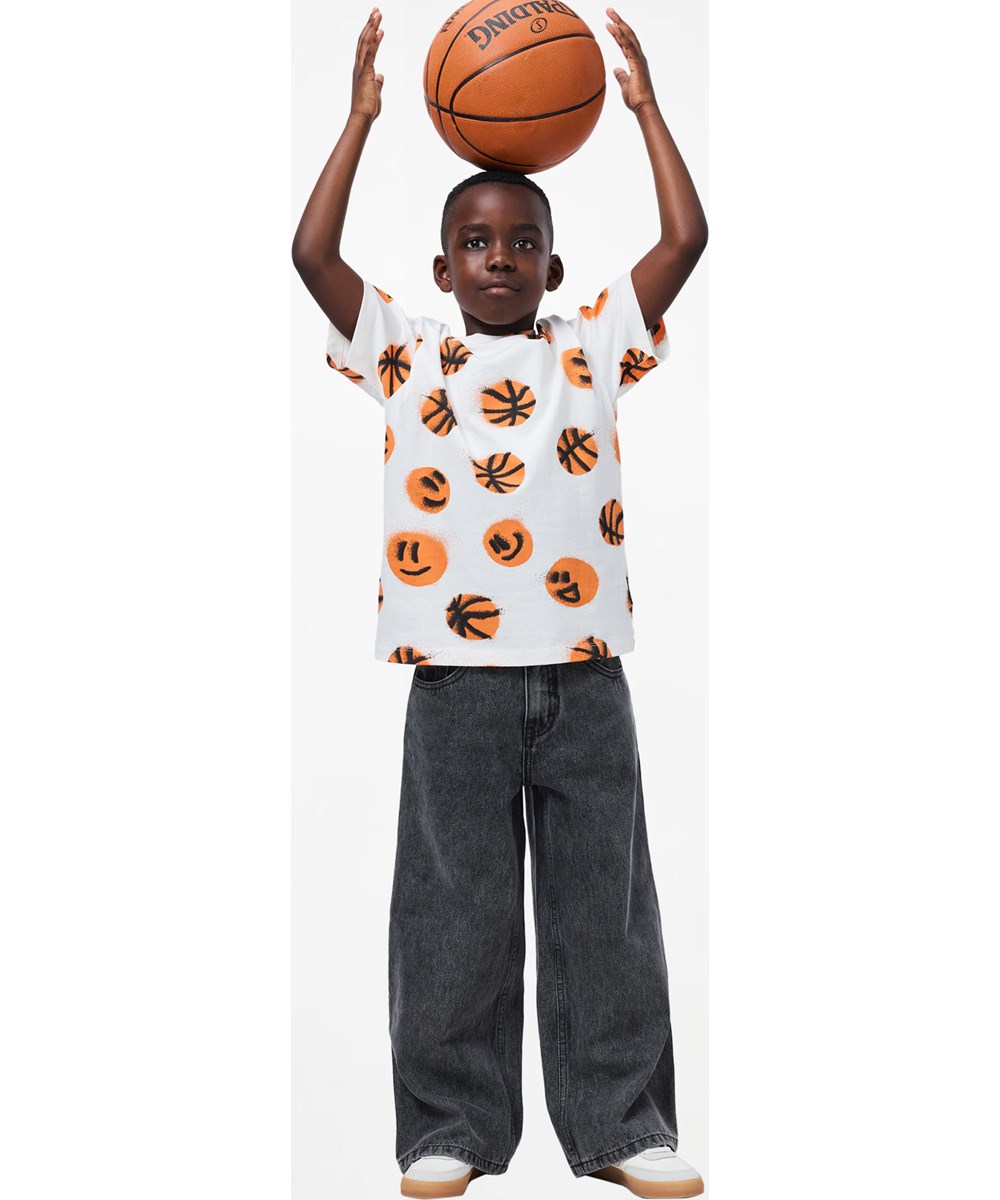 Riley - Basketballs - Beige T-shirt för barn i ekologisk bomull