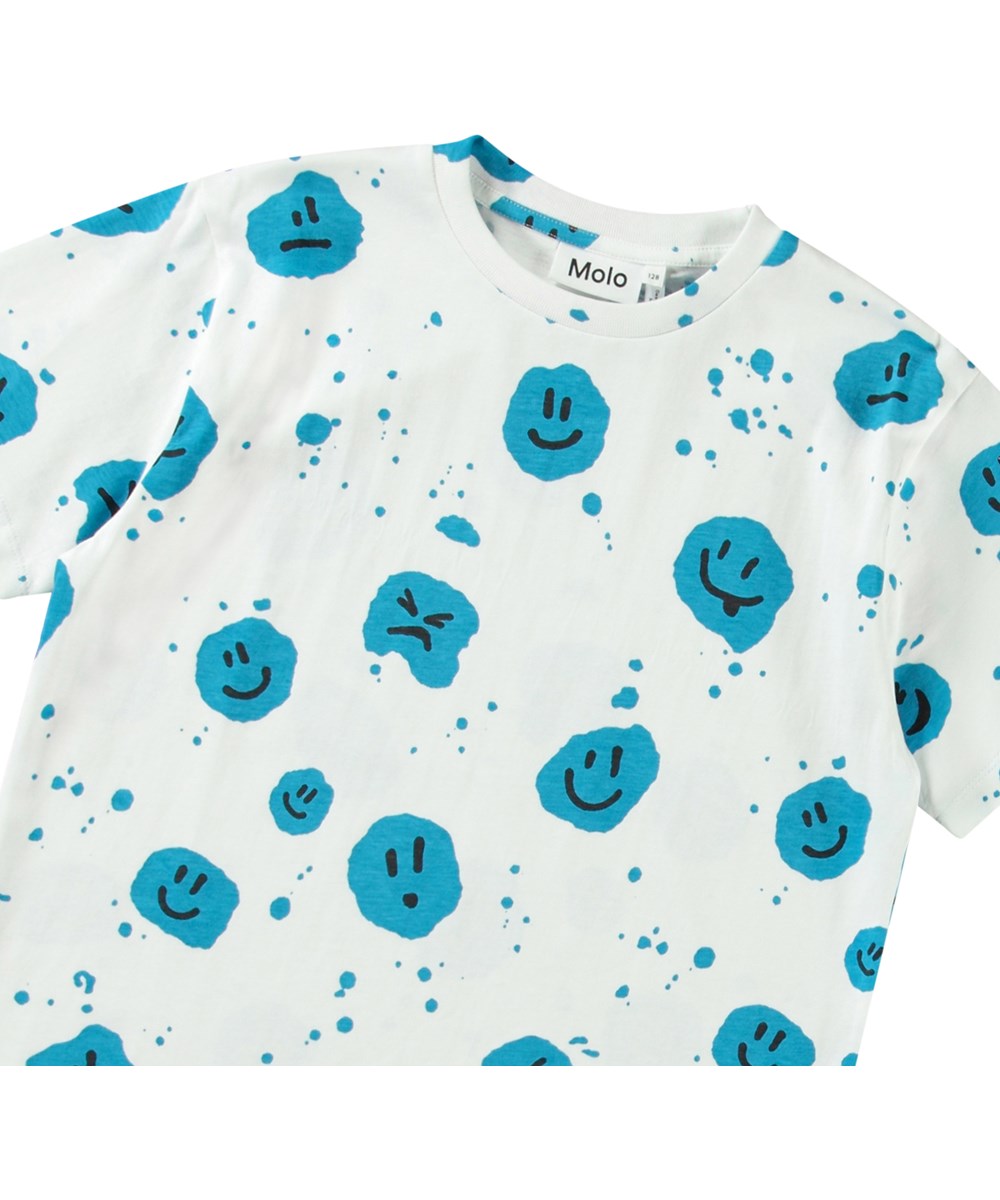 Riley - Big Mood Dots - Vit t-shirt för barn i mjuk ekologisk bomull med korta ärmar och ribbad halsringning.